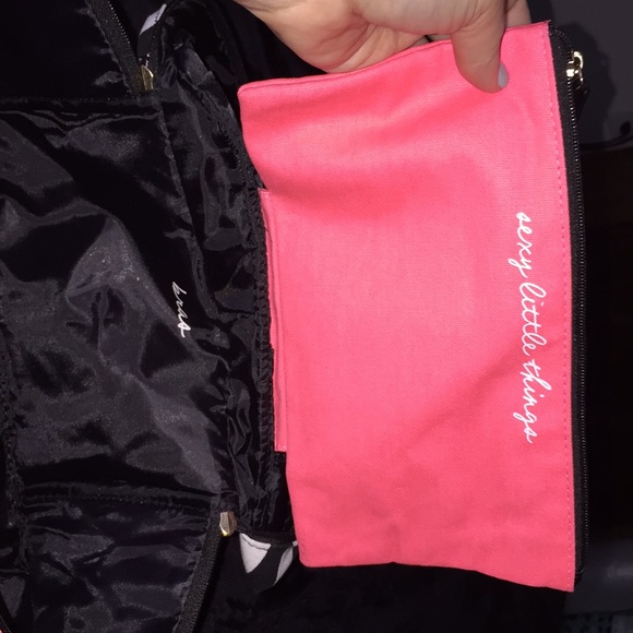 💕 Victoria Secret Carry Case💕 - Picture 5 of 8